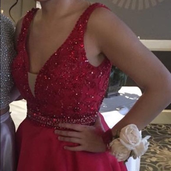 A beautiful red designer prom dress/gown - Picture 3 of 5